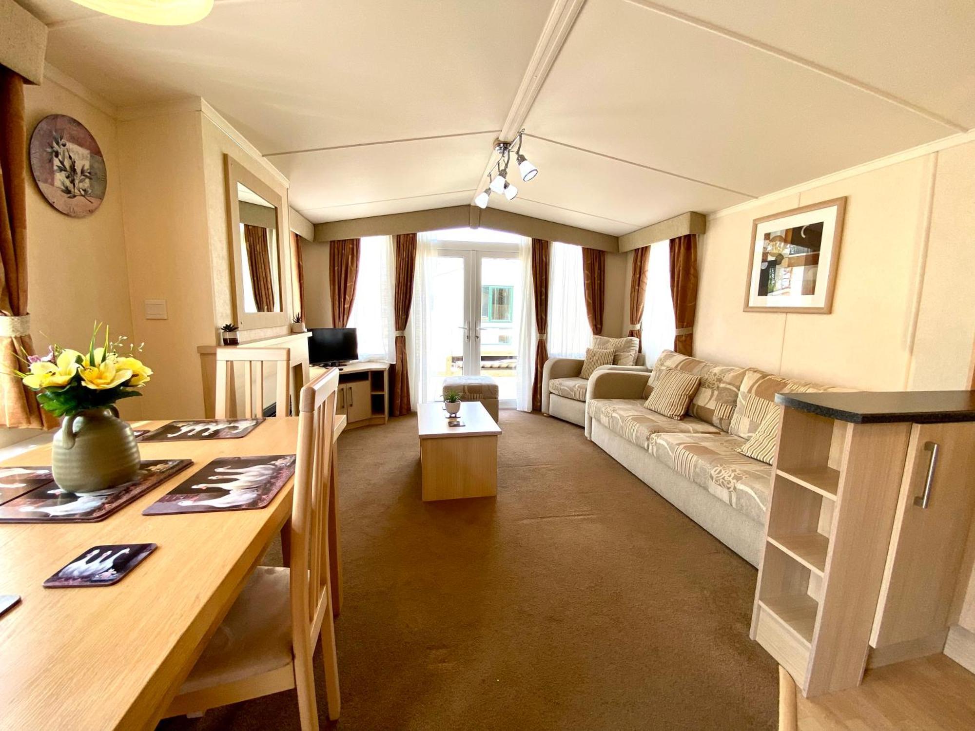 Elletson Park Wood Fired Hot Tubs, Caravans & Pods Pilling Exterior foto