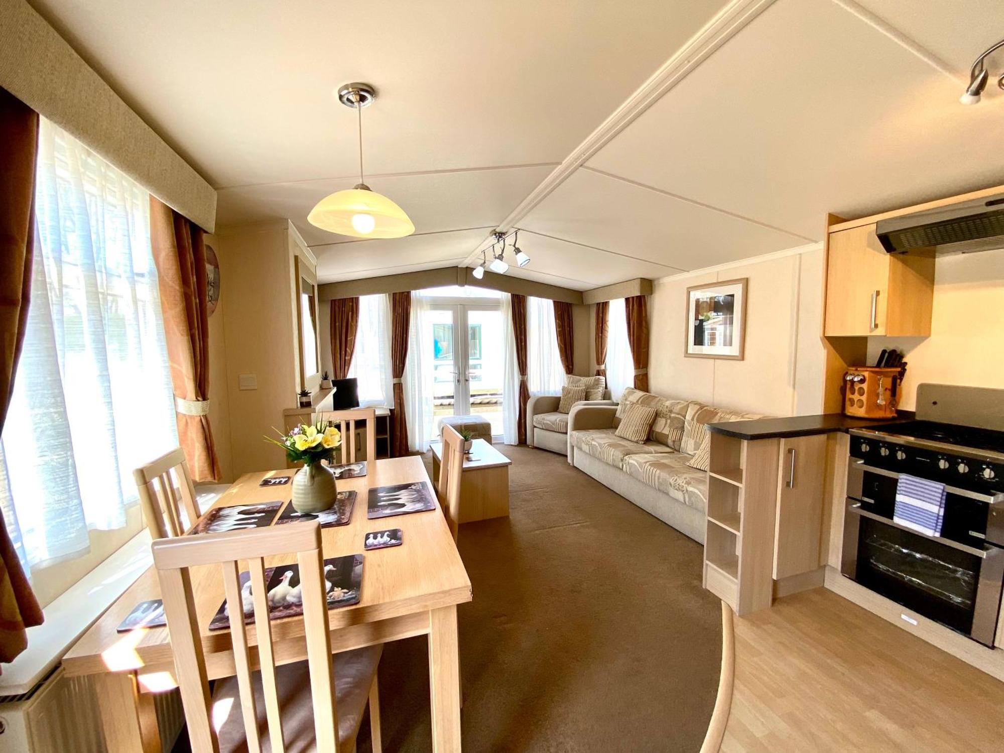 Elletson Park Wood Fired Hot Tubs, Caravans & Pods Pilling Exterior foto
